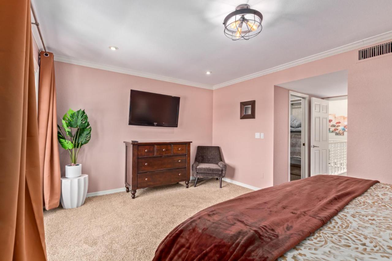 Holiday home Style Living In Phoenix's Exclusive Gated Community! *