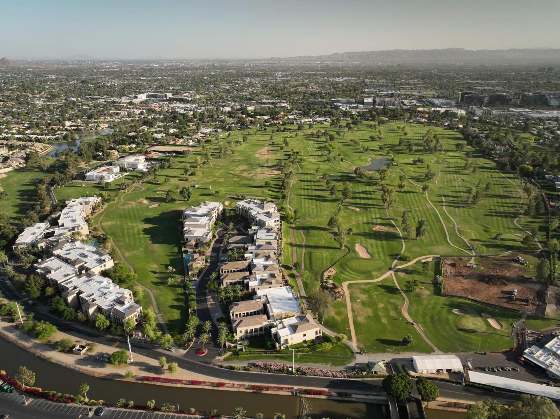 Style Living In Phoenix's Exclusive Gated Community! Holiday home